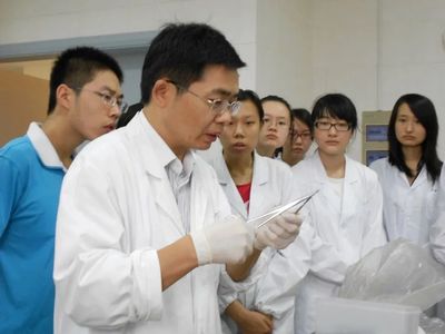 寶鋼優(yōu)秀教師邵水金 解構(gòu)剖析，甘為人梯，引領(lǐng)自然科學(xué)研究的探索與發(fā)展